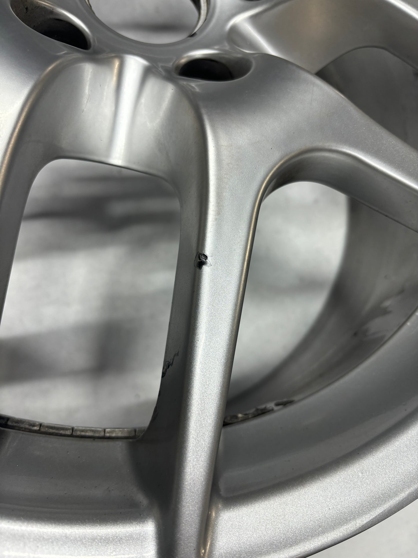 A132G0083F Ten Spoke Wheel Front 8j X 18 Cast Silver