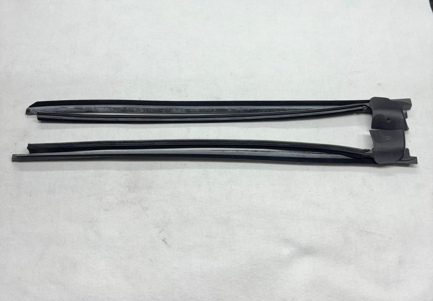 E132U4062F + E132U4061F LH/RH Waist Seals
